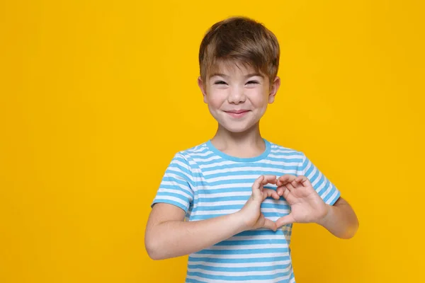 Liten Söt Glad Pojke Randiga Kläder Visar Hjärta Symbol Händer — Stockfoto