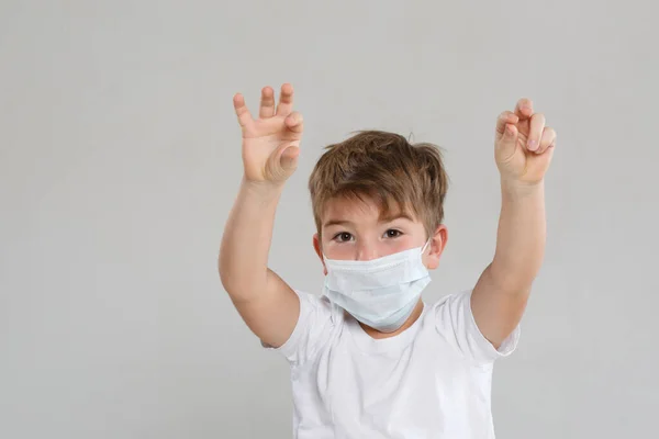 Der Kleine Junge Medizinischer Maske Hob Einer Erschreckenden Geste Die — Stockfoto