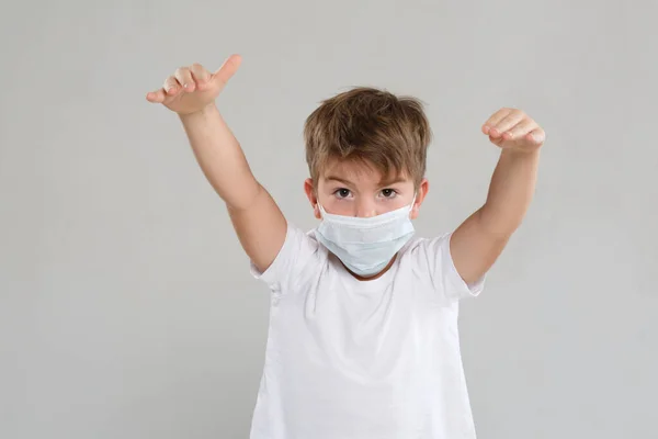 Niño Con Una Máscara Médica Levantó Las Manos Gesto Aterrador —  Fotos de Stock