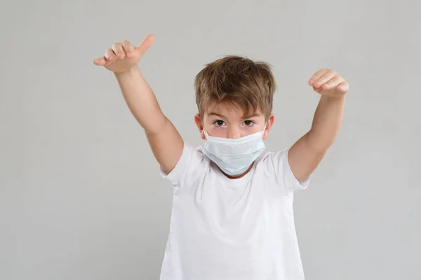 Menino Com Uma Máscara Médica Levantou Mãos Num Gesto Assustador — Fotografia de Stock