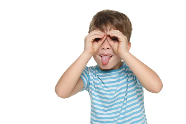 Egy Kis Vicces Fiú Kék Csíkos Pólóban Feltette Kezét Szemére — Stock Fotó
