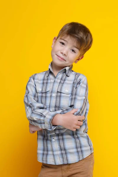 Netter Kleiner Lächelnder Junge Smoking Hemd Mit Verschränkten Armen Auf — Stockfoto