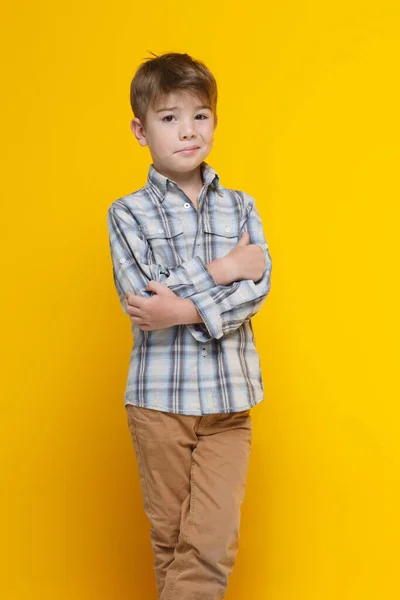 Lindo Niño Sonriente Con Una Camisa Esmoquin Con Los Brazos — Foto de Stock