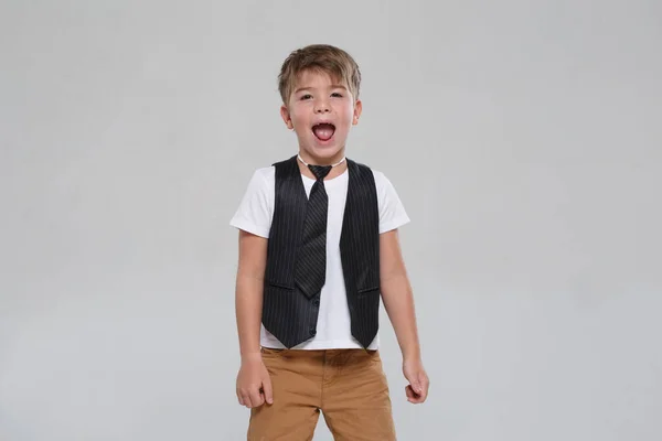 Pequeño Niño Lindo Chaleco Atar Emocionalmente Grita Agita Sus Brazos —  Fotos de Stock