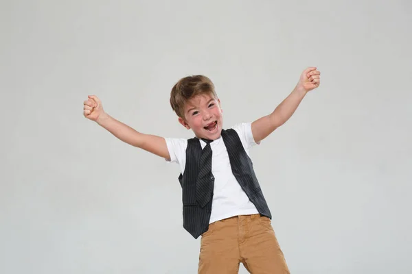 Klein Schattig Jongetje Een Vest Stropdas Emotioneel Schreeuwt Zwaait Zijn — Stockfoto