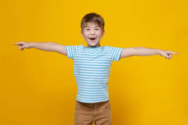 Liten Söt Pojke Blå Och Vit Randig Shirt Pekar Med — Stockfoto