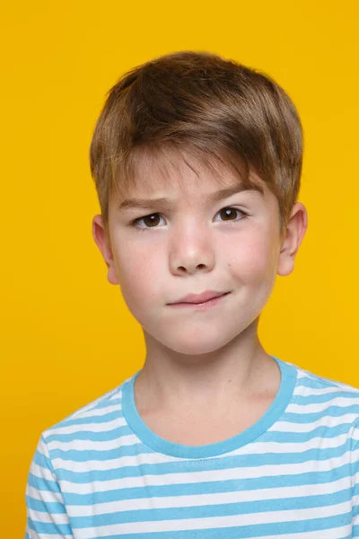 Portret Van Een Kleine Schattige Jongen Wit Blauwe Gestreepte Kleren — Stockfoto