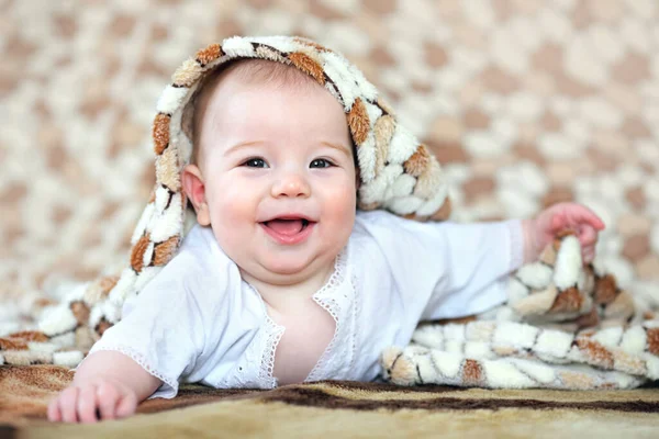 Pequeño Bebé Sonriente Feliz Una Manta Manchada — Foto de Stock