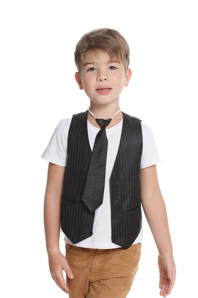 穿着背心 打着领带 被白色背景隔离的可爱小男孩 — 图库照片