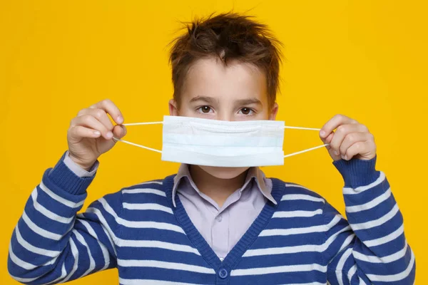 Kleiner Netter Junge Blau Gestreiften Pullover Setzt Sich Vorbeugend Eine — Stockfoto