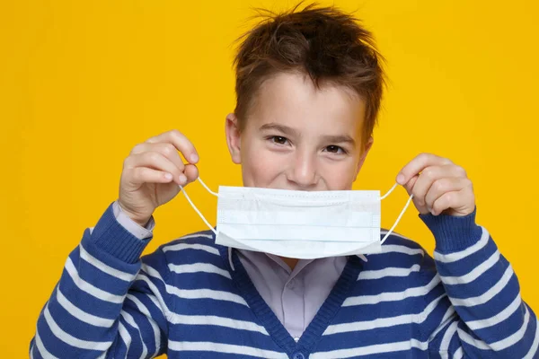 Kleiner Netter Junge Blau Gestreiften Pullover Setzt Sich Vorbeugend Eine — Stockfoto