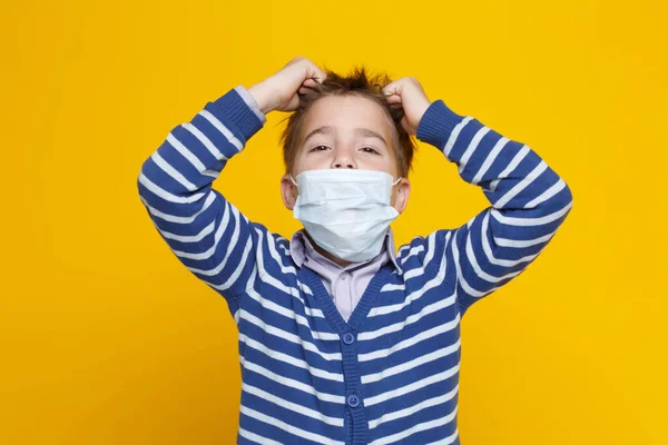 Kleiner Netter Junge Blau Gestreiften Pullover Mit Einer Medizinischen Schutzmaske — Stockfoto