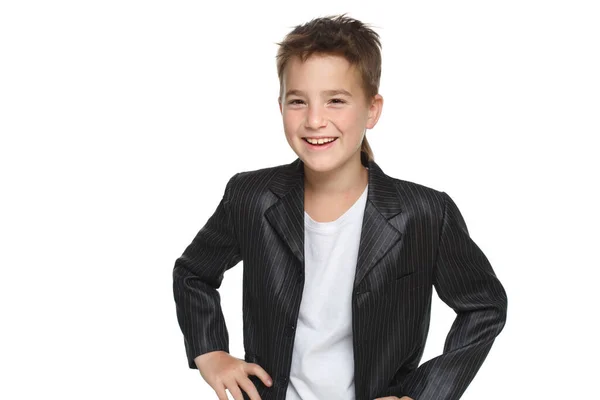 笑着的小男孩 穿着夹克 手插在白色背景的腰带上 — 图库照片