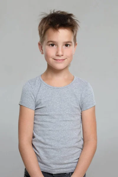 Portrét Roztomilé Pěkný Chlapec Izolované Šedém Pozadí — Stock fotografie