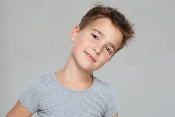 Portret Van Een Leuke Mooie Jongen Geïsoleerd Grijze Achtergrond — Stockfoto