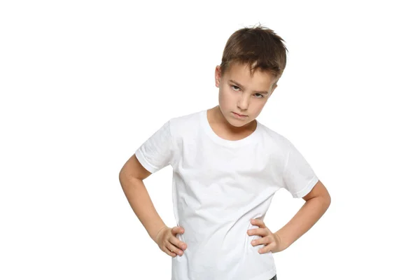Серйозний Маленький Хлопчик Білій Футболці Стоїть Руками Стегнах Ізольовано Білому — стокове фото