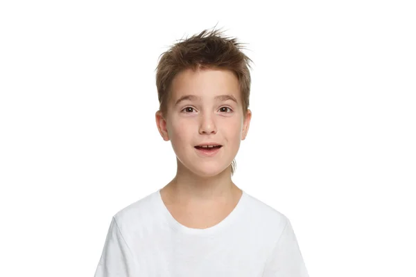 Beyaz Tişörtlü Gülümseyen Küçük Çocuk Beyaz Bir Arka Planda Izole — Stok fotoğraf