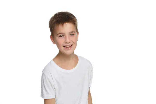 Leende Liten Pojke Vit Shirt Isolerad Vit Bakgrund — Stockfoto