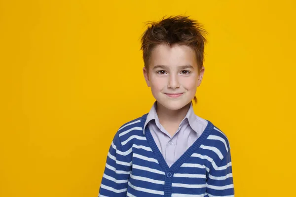 Retrato Menino Sorridente Fofo Uma Camisola Listrada Isolada Fundo Amarelo — Fotografia de Stock