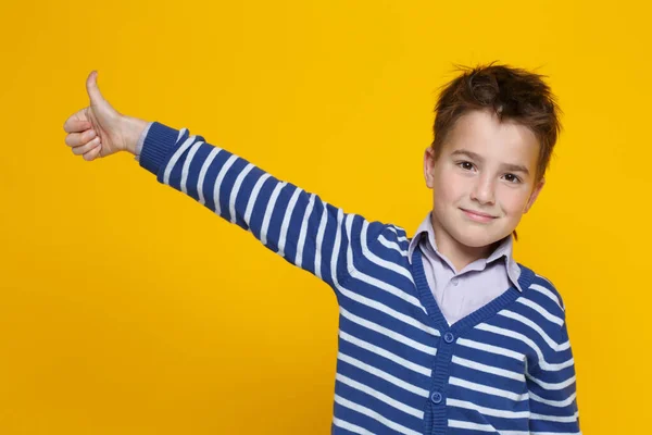 Pequeño Niño Sonriente Divertido Suéter Rayas Muestra Gesto Pulgar Levantado —  Fotos de Stock