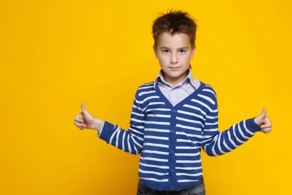 Liten Rolig Leende Pojke Randig Tröja Visar Gesten Upphöjd Tumme — Stockfoto