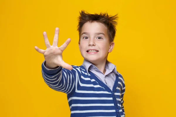 Ein Kleiner Lustiger Junge Einem Gestreiften Pullover Streckte Seine Hand — Stockfoto