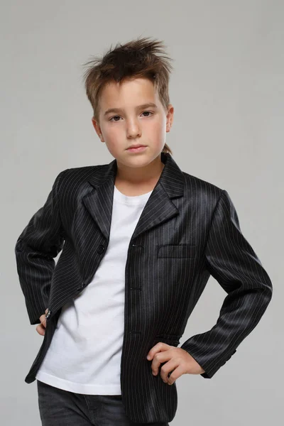 穿着灰色背景外套的时髦小男孩 — 图库照片