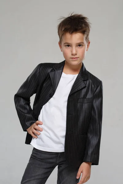 穿着灰色背景外套的时髦小男孩 — 图库照片