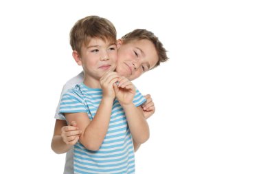 İki küçük komik çocuk beyaz bir arka planda yalnızlar..