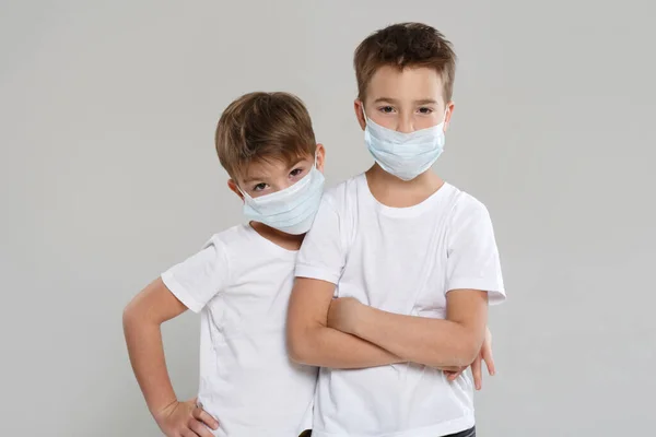 Zwei Niedliche Kleine Jungen Weißen Kleidern Und Medizinischen Schutzmasken Stehen — Stockfoto
