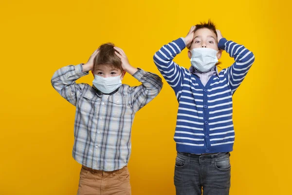 Zwei Niedliche Kleine Jungen Medizinischen Masken Umklammern Entsetzt Ihre Köpfe — Stockfoto