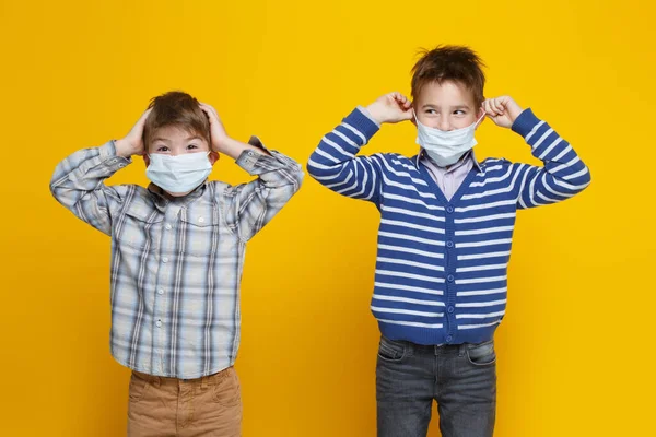 Zwei Niedliche Kleine Jungen Medizinischen Masken Umklammern Entsetzt Ihre Köpfe — Stockfoto