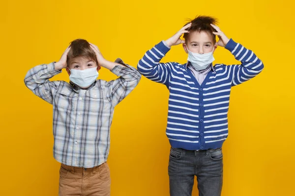 Zwei Niedliche Kleine Jungen Medizinischen Masken Umklammern Entsetzt Ihre Köpfe — Stockfoto