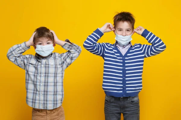 Zwei Niedliche Kleine Jungen Medizinischen Masken Umklammern Entsetzt Ihre Köpfe — Stockfoto