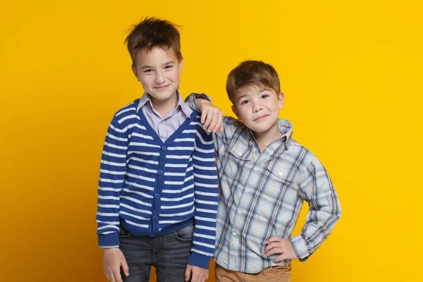 Dos Divertidos Niños Alegres Están Pie Lado Lado Uno Apoya —  Fotos de Stock