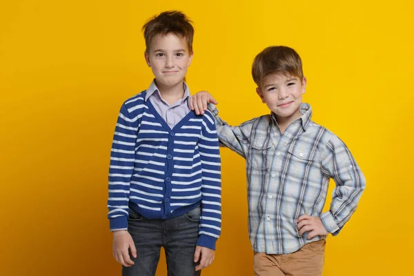 Dos Divertidos Niños Alegres Están Pie Lado Lado Uno Apoya —  Fotos de Stock