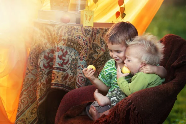 Two Toddlers Sit Chair Garden Terrace Sunny Evening — Stock Photo, Image