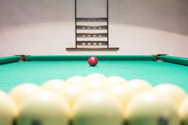 Rus bilardo. Bilardo oynarken. Bilardo topları ve cue yeşil Bilardo masasında