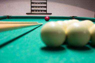 Rus bilardo. Bilardo oynarken. Bilardo topları ve cue yeşil Bilardo masasında