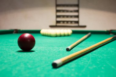Rus bilardo. Bilardo oynarken. Bilardo topları ve cue yeşil Bilardo masasında