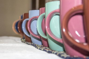 Kahve fincanları arka plan. Renkli bardak. Renkli bardak closeup kümesi