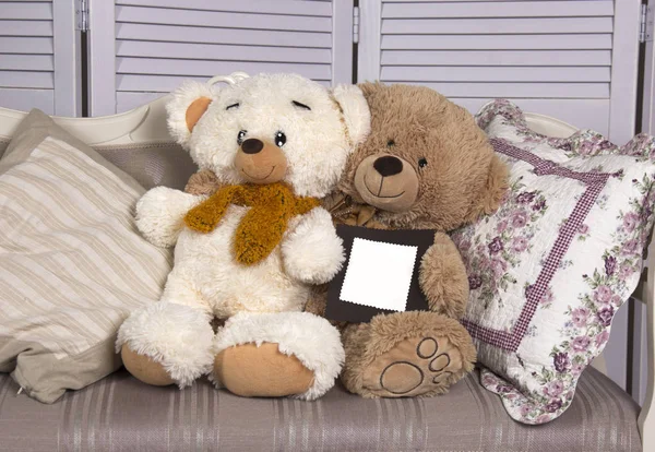 Twee Teddyberen Een Bankje Met Armen Elkaar Heen Teddy Beren — Stockfoto