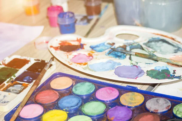 Akvarell palettán. Régi festék. Akvarell festék és brushe — Stock Fotó