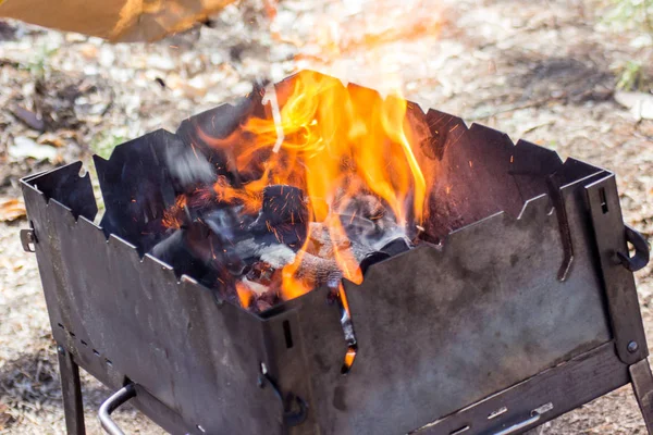 Close-up van grill in brand. De plek voor barbecue grill. Kebab op — Stockfoto