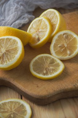 Tahta bir tabakta dilimlenmiş limon. Taze sulu dilimlenmiş limon. Rustik m
