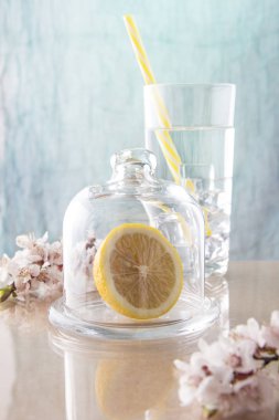 limon soğutma içeceği.kapağın altında limon. Morning.Glass bardak