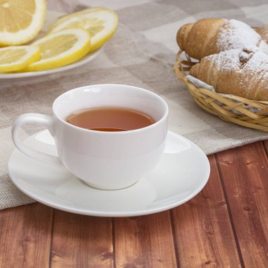 Taze kruvasan içeren leziz kahvaltı. Lezzetli kruvasanlar 