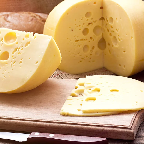 Ruota di formaggio su sfondo di legno.Cibo vegetariano — Foto Stock