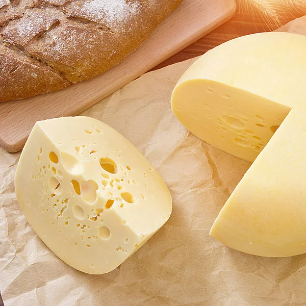 Ruota di formaggio su sfondo di legno.Cibo vegetariano — Foto Stock