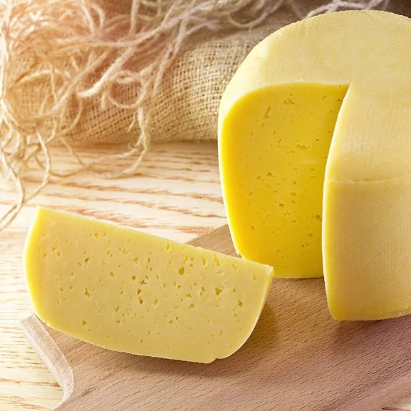 Ruota di formaggio su sfondo di legno.Cibo vegetariano — Foto Stock